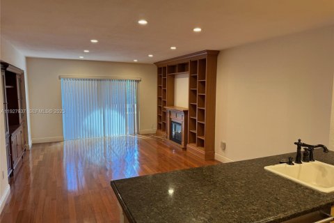 Снять в аренду кондоминиум в Майами, Флорида 2 спальни, 84.73м2, № 1987902 - фото 2