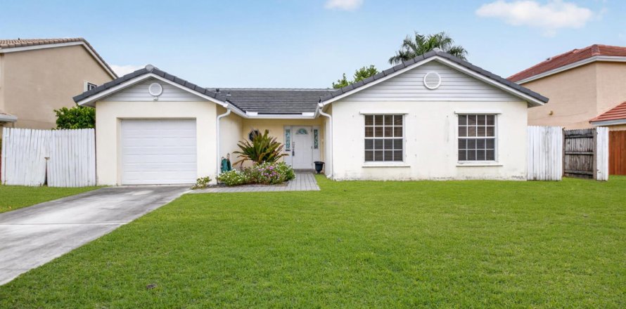 House in Boynton Beach, Florida 3 bedrooms, 133.04 sq.m. № 2190195