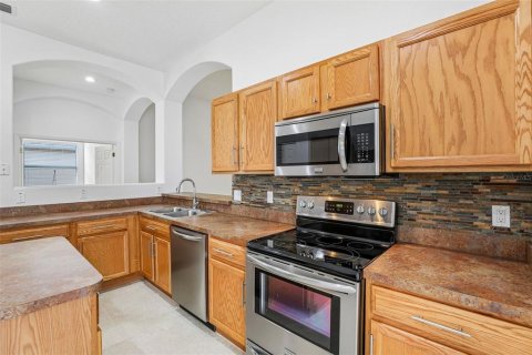 House in Sorrento, Florida 4 bedrooms, 189.99 sq.m. № 2211902 - photo 4