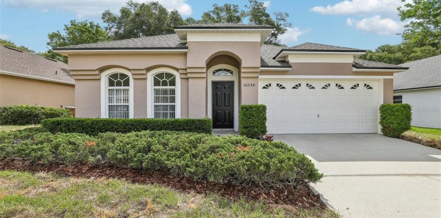 House in Sorrento, Florida 4 bedrooms, 189.99 sq.m. № 2211902