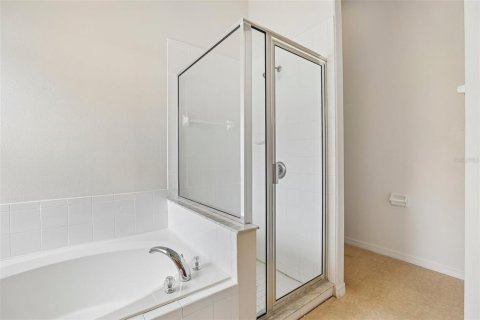 House in Sorrento, Florida 4 bedrooms, 189.99 sq.m. № 2211902 - photo 24