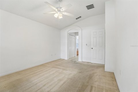 House in Sorrento, Florida 4 bedrooms, 189.99 sq.m. № 2211902 - photo 20