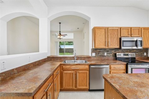 House in Sorrento, Florida 4 bedrooms, 189.99 sq.m. № 2211902 - photo 6