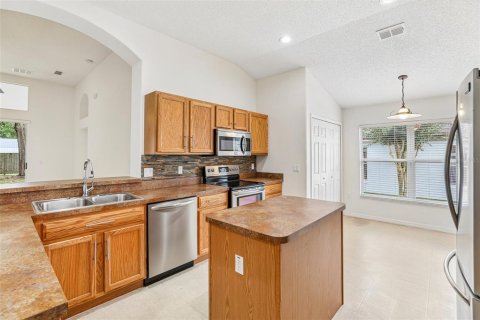 House in Sorrento, Florida 4 bedrooms, 189.99 sq.m. № 2211902 - photo 5