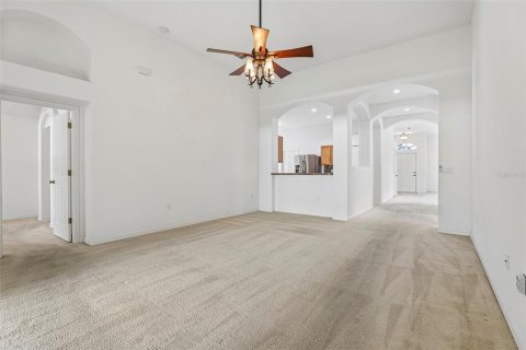 House in Sorrento, Florida 4 bedrooms, 189.99 sq.m. № 2211902 - photo 9
