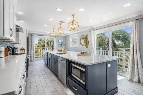 House in Indian Rocks Beach, Florida 5 bedrooms, 304.81 sq.m. № 1543844 - photo 13