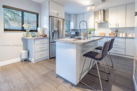 Commercial property in Hollywood, Florida 1 bedroom, 119.1 sq.m. № 2049888 - photo 13