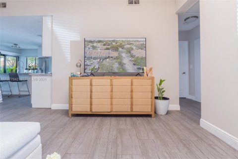 Commercial property in Hollywood, Florida 1 bedroom, 119.1 sq.m. № 2049888 - photo 7