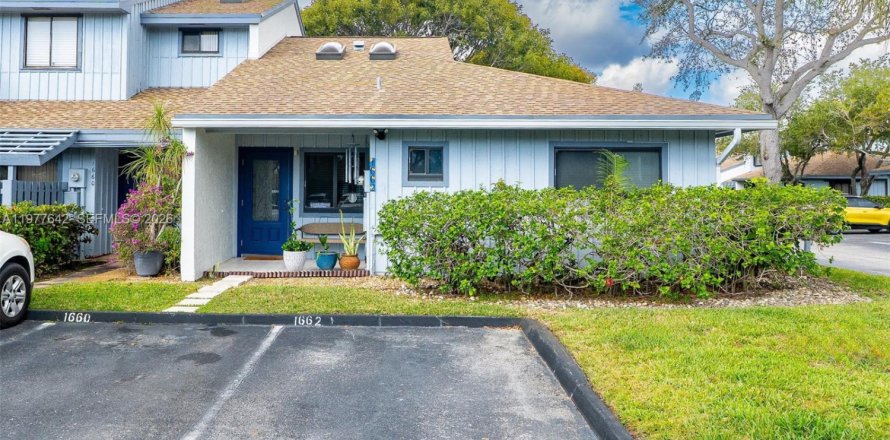 Commercial property in Hollywood, Florida 1 bedroom, 119.1 sq.m. № 2049888