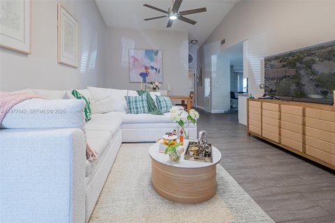 Commercial property in Hollywood, Florida 1 bedroom, 119.1 sq.m. № 2049888 - photo 5