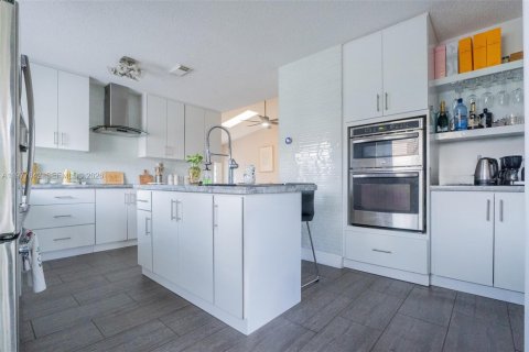 Commercial property in Hollywood, Florida 1 bedroom, 119.1 sq.m. № 2049888 - photo 12