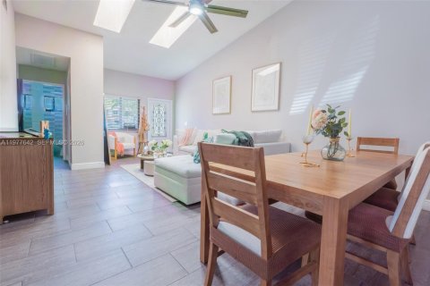 Commercial property in Hollywood, Florida 1 bedroom, 119.1 sq.m. № 2049888 - photo 4