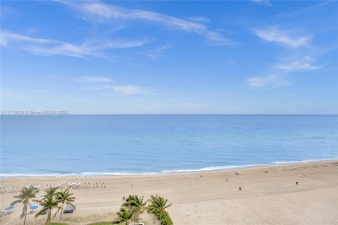 Condo in Sunny Isles Beach, Florida, 3 bedrooms № 1862421 - photo 13
