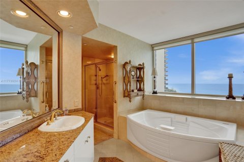 Condo in Sunny Isles Beach, Florida, 3 bedrooms № 1862421 - photo 27