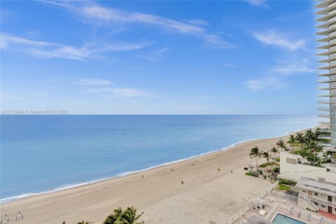 Condo in Sunny Isles Beach, Florida, 3 bedrooms № 1862421 - photo 12
