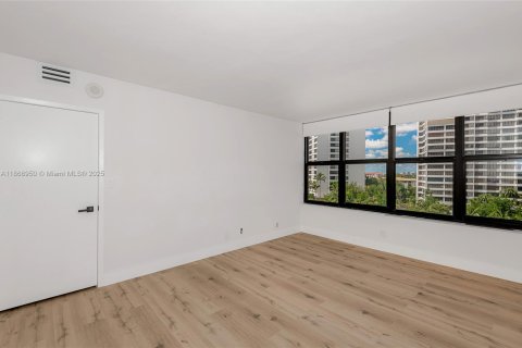 Condo in Hallandale Beach, Florida, 2 bedrooms  № 1928350 - photo 16