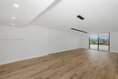 Condo in Hallandale Beach, Florida, 2 bedrooms  № 1928350 - photo 18