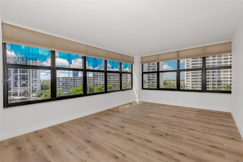 Condo in Hallandale Beach, Florida, 2 bedrooms  № 1928350 - photo 14