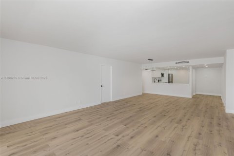 Condo in Hallandale Beach, Florida, 2 bedrooms  № 1928350 - photo 22