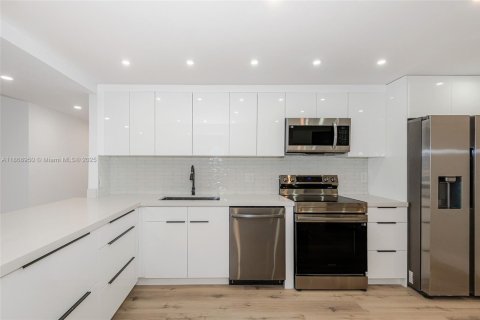 Condo in Hallandale Beach, Florida, 2 bedrooms  № 1928350 - photo 3