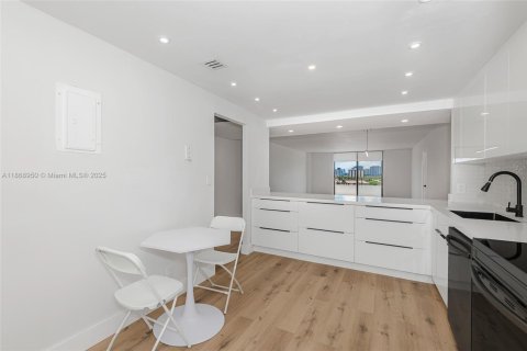 Condo in Hallandale Beach, Florida, 2 bedrooms  № 1928350 - photo 28