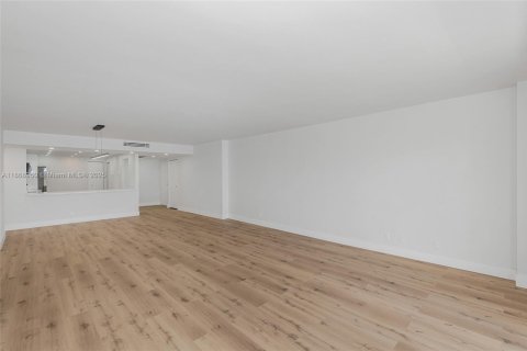 Condo in Hallandale Beach, Florida, 2 bedrooms  № 1928350 - photo 21