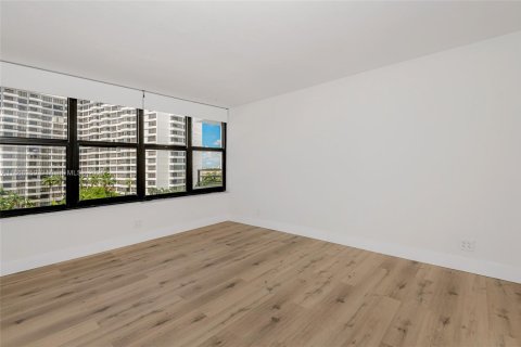 Condo in Hallandale Beach, Florida, 2 bedrooms  № 1928350 - photo 17