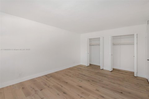 Condo in Hallandale Beach, Florida, 2 bedrooms  № 1928350 - photo 30
