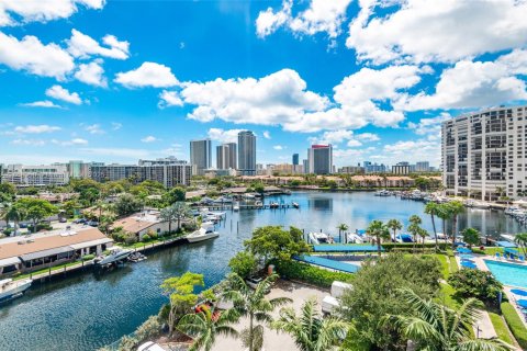 Condo in Hallandale Beach, Florida, 2 bedrooms  № 1928350 - photo 1