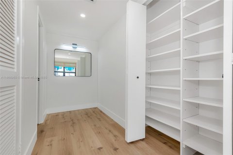 Condo in Hallandale Beach, Florida, 2 bedrooms  № 1928350 - photo 6