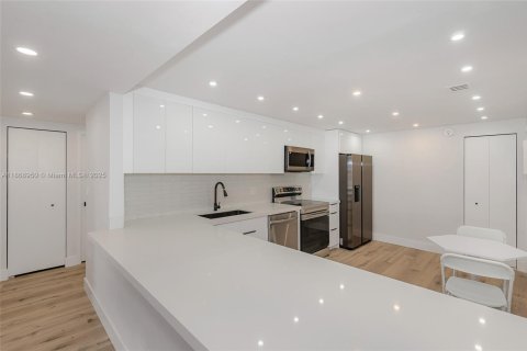 Condo in Hallandale Beach, Florida, 2 bedrooms  № 1928350 - photo 26