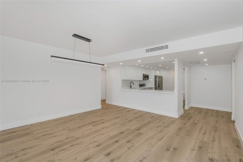 Condo in Hallandale Beach, Florida, 2 bedrooms  № 1928350 - photo 23