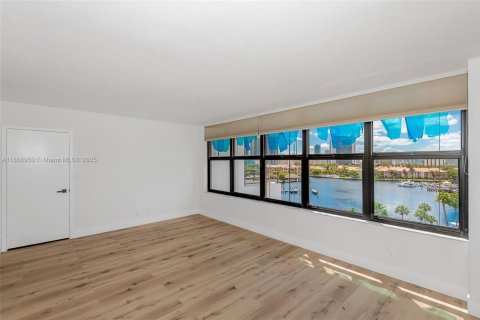Condo in Hallandale Beach, Florida, 2 bedrooms  № 1928350 - photo 20