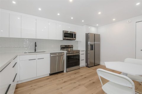 Condo in Hallandale Beach, Florida, 2 bedrooms  № 1928350 - photo 27