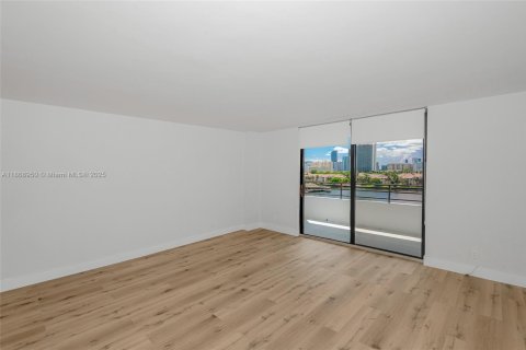 Condo in Hallandale Beach, Florida, 2 bedrooms  № 1928350 - photo 19