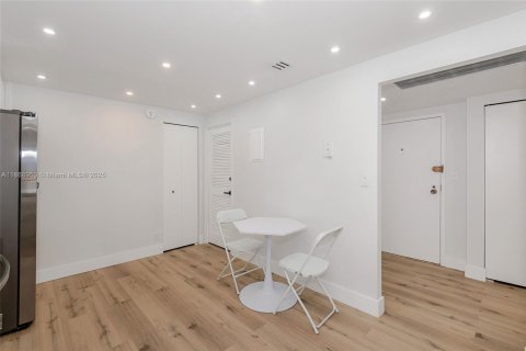 Condo in Hallandale Beach, Florida, 2 bedrooms  № 1928350 - photo 29