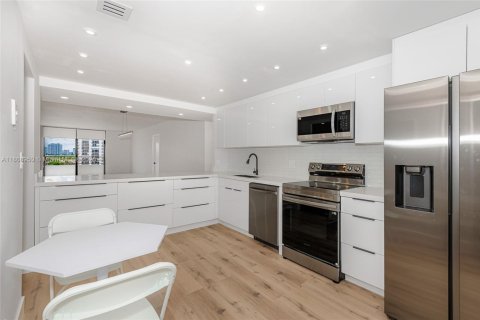 Condo in Hallandale Beach, Florida, 2 bedrooms  № 1928350 - photo 25