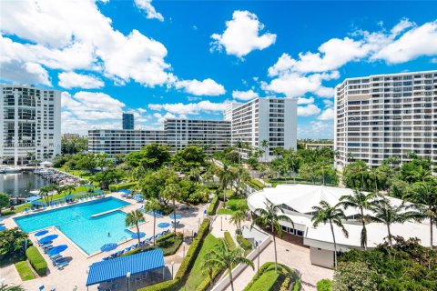 Condo in Hallandale Beach, Florida, 2 bedrooms  № 1928350 - photo 10