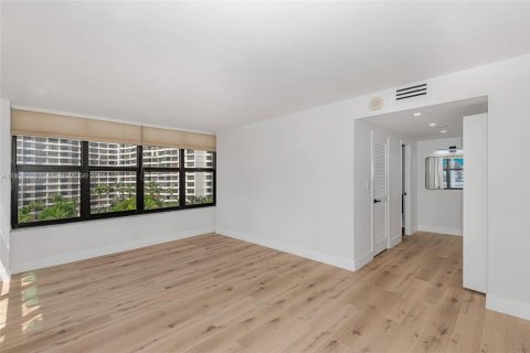 Condo in Hallandale Beach, Florida, 2 bedrooms  № 1928350 - photo 15