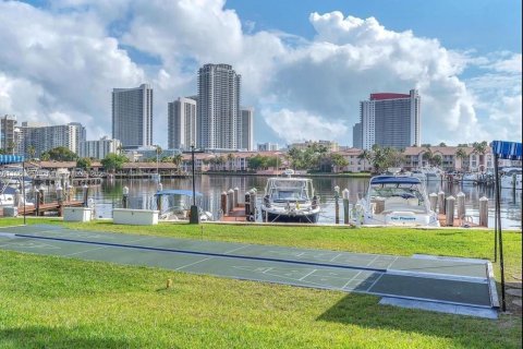 Condo in Hallandale Beach, Florida, 2 bedrooms  № 1928350 - photo 12