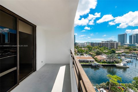 Condo in Hallandale Beach, Florida, 2 bedrooms  № 1928350 - photo 13