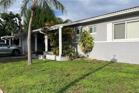 Casa en venta en Miami, Florida, 4 dormitorios, 181.44 m2 № 1966005 - foto 3