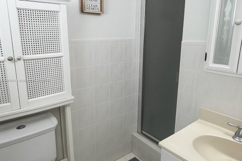 Casa en venta en Miami, Florida, 4 dormitorios, 181.44 m2 № 1966005 - foto 12