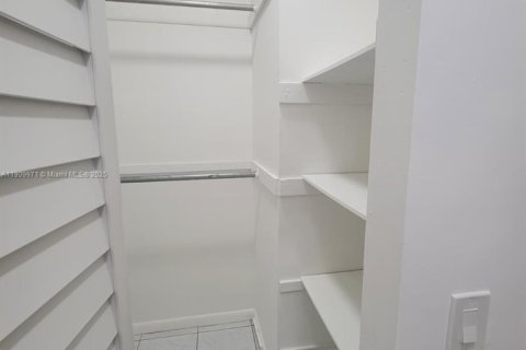 Casa en venta en Miami, Florida, 4 dormitorios, 181.44 m2 № 1966005 - foto 22