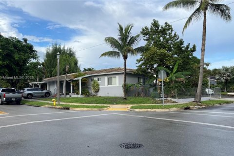Casa en venta en Miami, Florida, 4 dormitorios, 181.44 m2 № 1966005 - foto 1