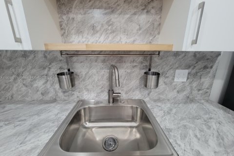 Casa en venta en Miami, Florida, 4 dormitorios, 181.44 m2 № 1966005 - foto 18