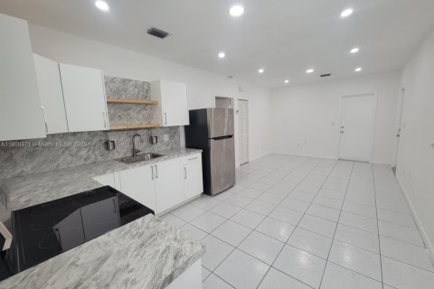 Casa en venta en Miami, Florida, 4 dormitorios, 181.44 m2 № 1966005 - foto 16