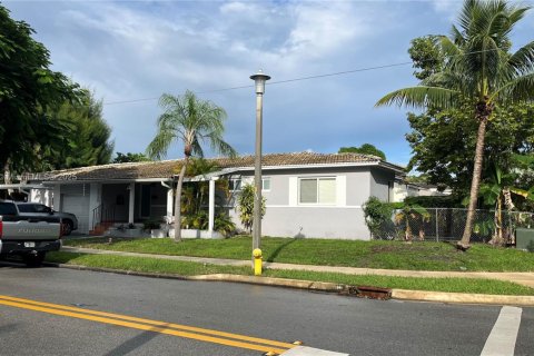 Casa en venta en Miami, Florida, 4 dormitorios, 181.44 m2 № 1966005 - foto 2