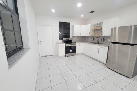 Casa en venta en Miami, Florida, 4 dormitorios, 181.44 m2 № 1966005 - foto 17