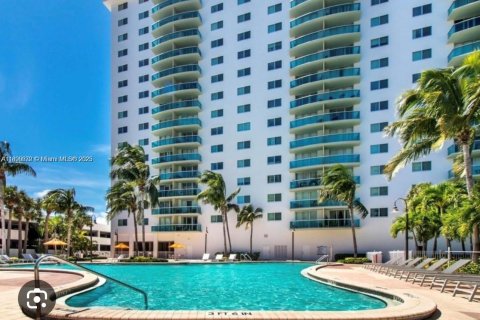 Condominio en venta en Sunny Isles Beach, Florida, 1 dormitorio, 93.37 m2 № 1951279 - foto 2
